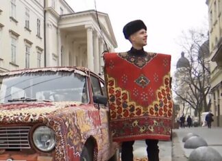 Львів’янин обшив себе та свої “Жигулі” килимами: що з цього вийшло